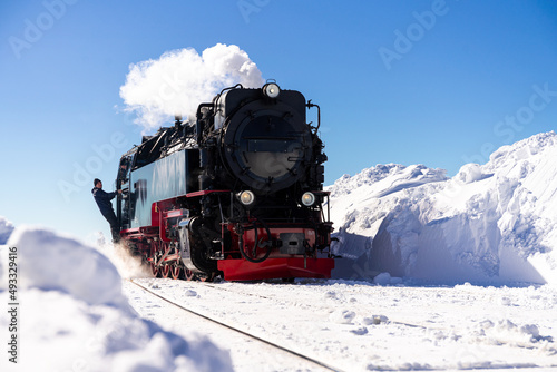 Alte historische Dampflok Lokomotive Zug mit viel Qualm Rauch im tiefen Schnee 
