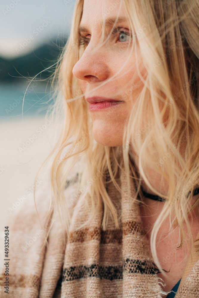 © Olga Moreira/Stocksy - Woman looking far away © Olga Moreira/Stocksy - Woman looking far away