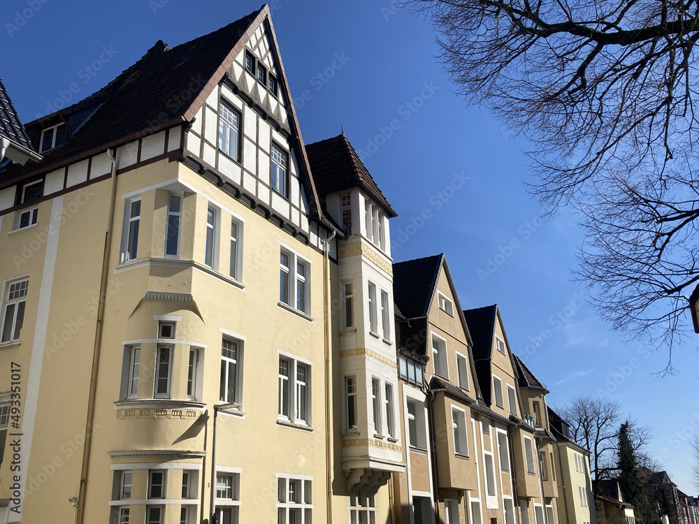 Obraz premium Bielefeld, NRW, Deutschland: Saniertes Altbauviertel der Jahrhundertwende bis 1920er Jahre