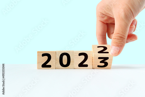 積み木の2022を2023へ変える