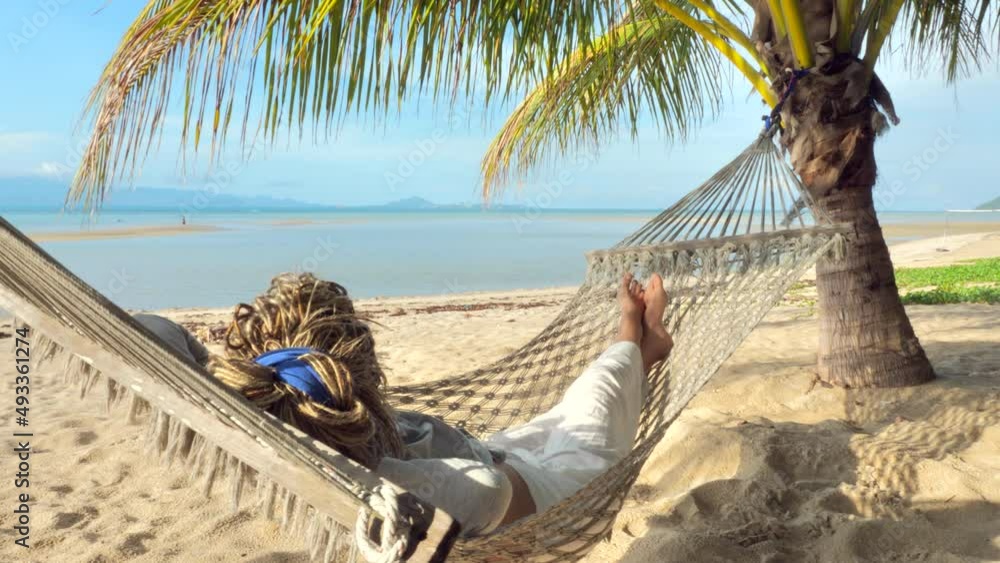Relaxed woman swinging in a hammock at sand beach of Thailand vídeo do ...