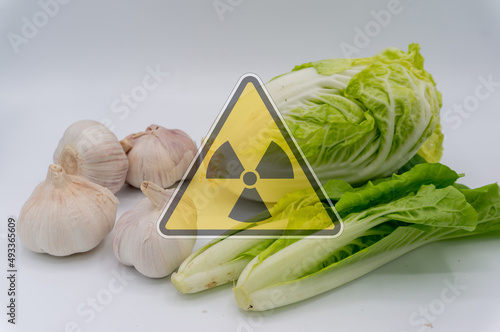 Fotografi vegetables with radiation warnings