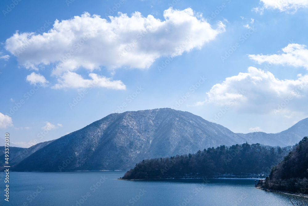 Obraz premium 山梨県の本栖湖と富士山