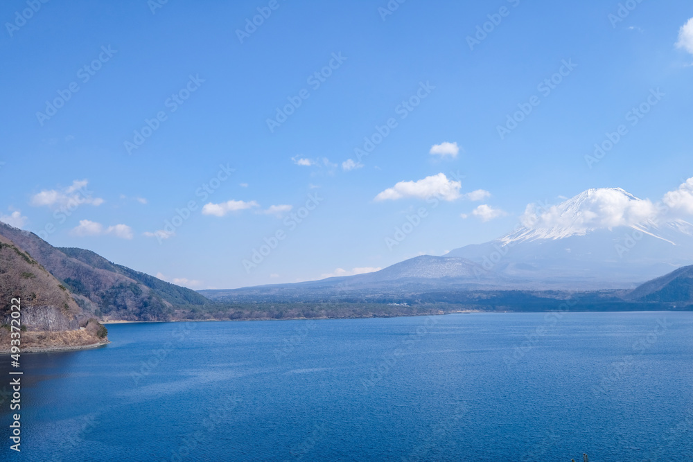 Naklejka premium 山梨県の本栖湖と富士山