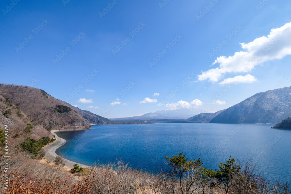 Fototapeta premium 山梨県の本栖湖と富士山