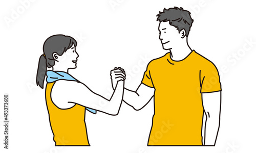 協力してトレーニングをするアジア人の男女