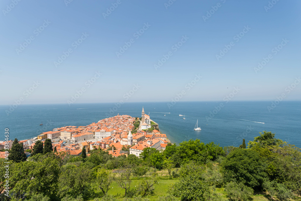 Widok na Piran i morze adriatyckie w Słowenii