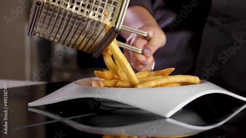 Papas fritas servidas en plato