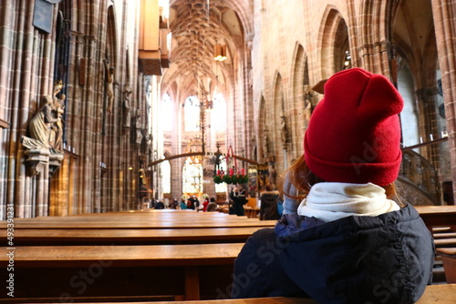 教会で祈る女性の後ろ姿