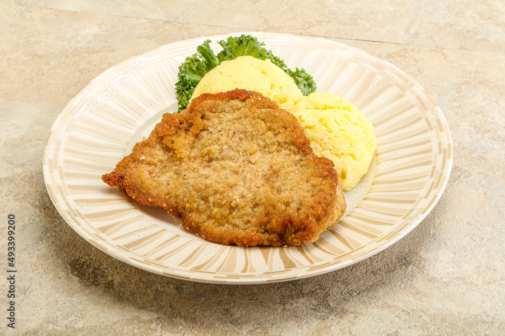 Crispy chicken schnitzel with mashed potato Crispy chicken schnitzel with mashed potato