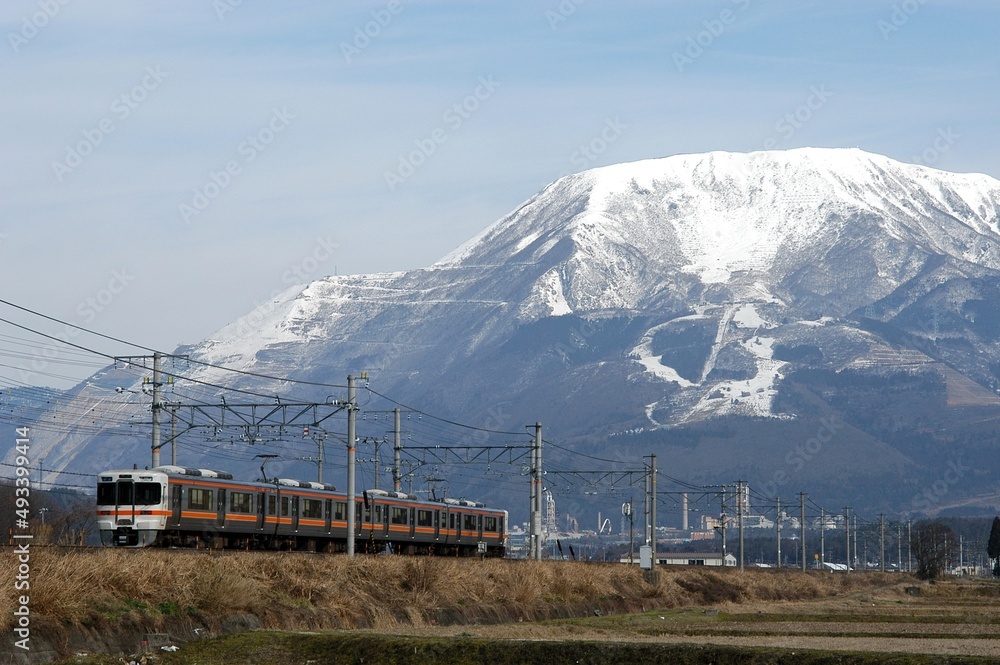 Train running against the background of Mt. IBUKIYAMA