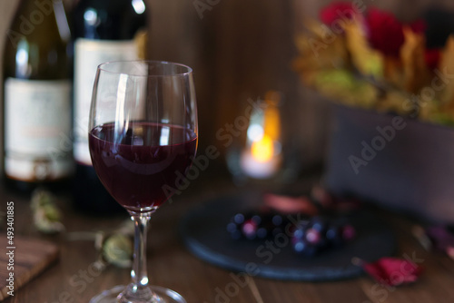ロウソクを灯して落ち着いた雰囲気の中でワインで晩酌