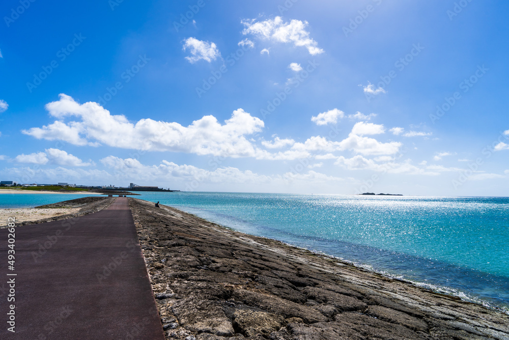 防波堤から見た沖縄の青い海と青い空