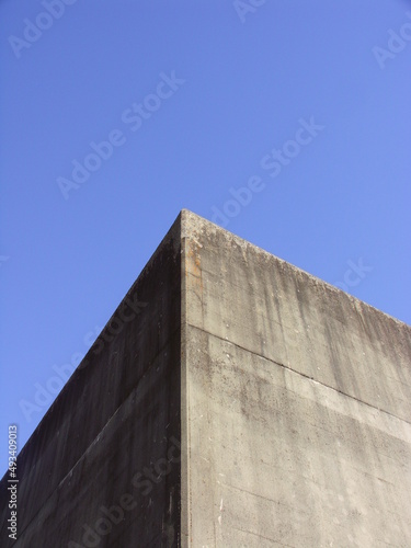 北千葉取水場の接合井施設の古いコンクリート壁と青空