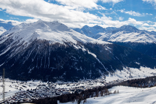 Fototapeta Naklejka Na Ścianę i Meble -  Davos von oben, fotografiert vom Skigebiet Parsenn