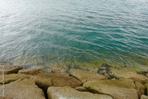 岩の敷かれた海辺