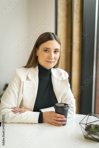 Obraz na płótnie young woman sitting in a cafe at a table w salonie