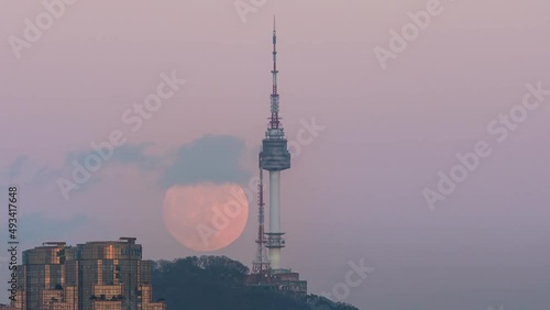 서울타워의 월출