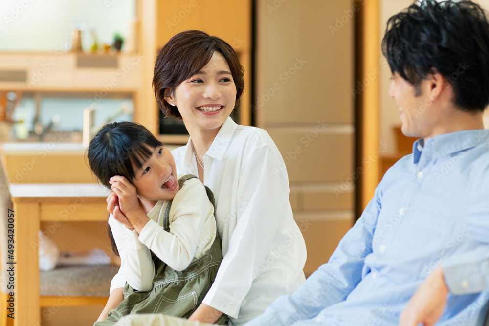 ソファーでくつろぐ家族 ソファーでくつろぐ家族