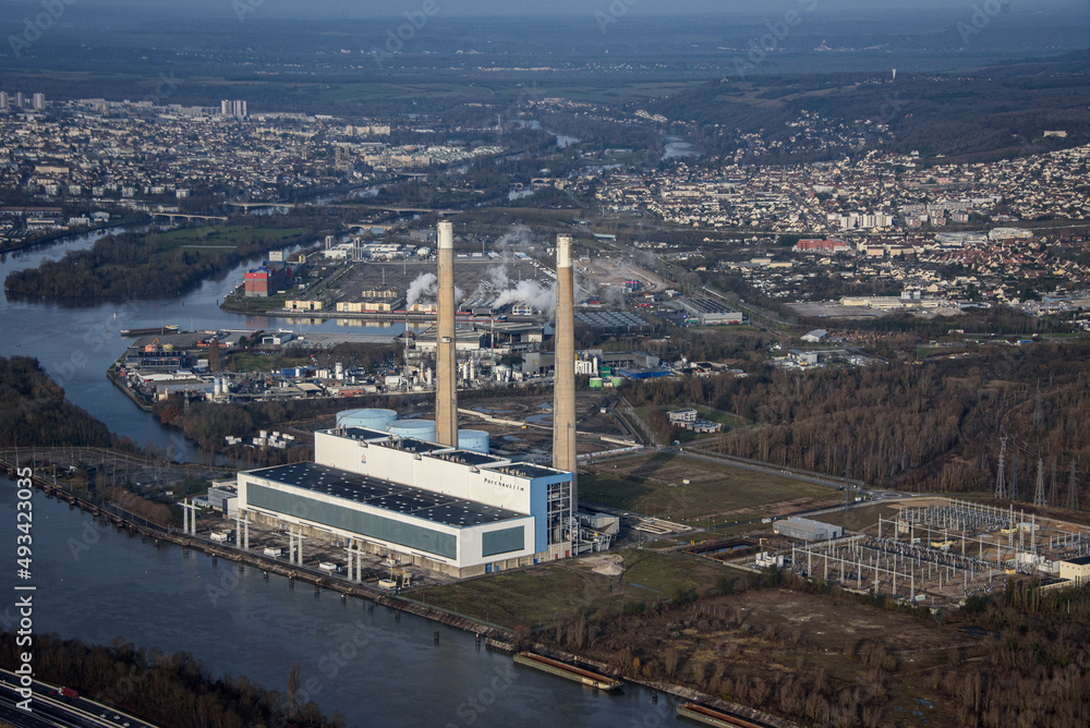 vue aérienne de la centrale thermique de Porcheville dans les Yvelines en France