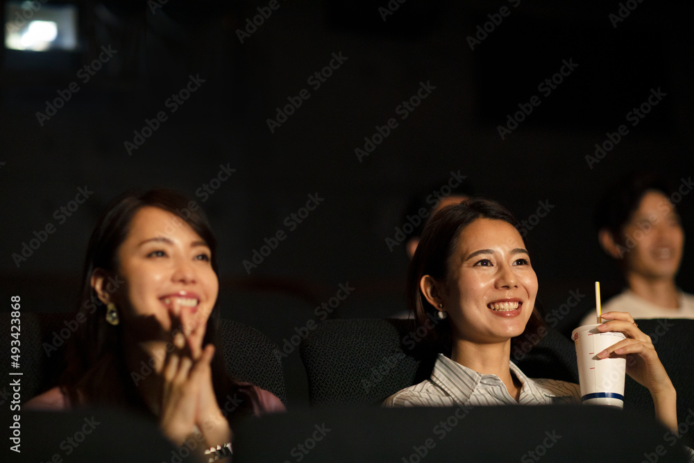 映画を観る女性 Stock Photo | Adobe Stock