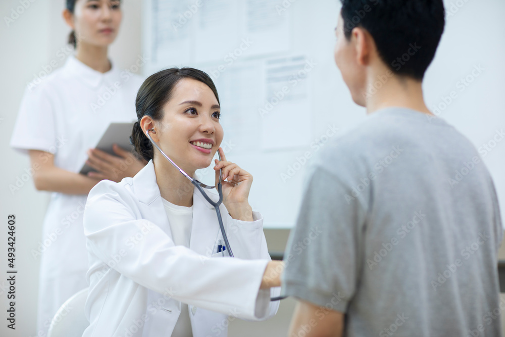 診察をする女医と患者 診察をする女医と患者