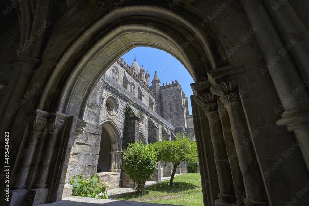  Cathedral, Transept viewed from the gothic cloister, Evora, Alentejo, Portugal