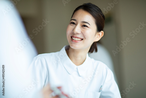 打ち合わせをする笑顔の女性看護師