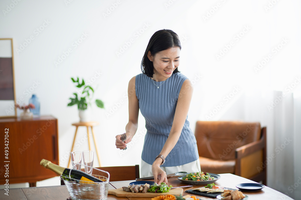 食事を準備する女性 食事を準備する女性