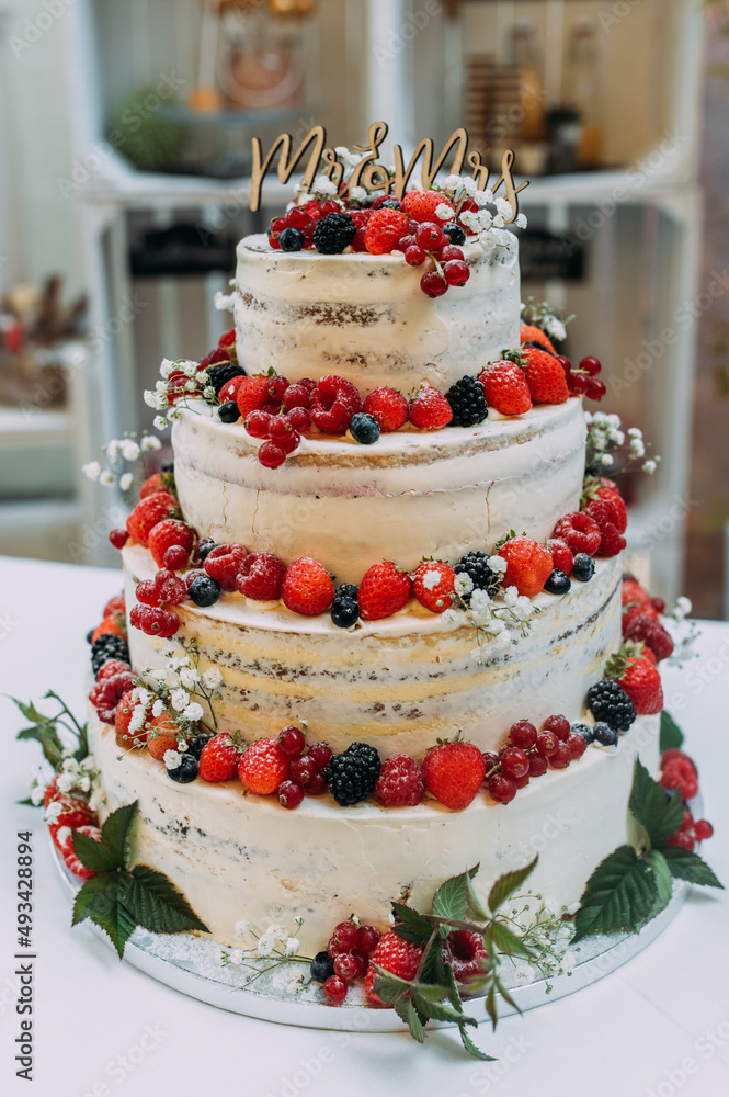 vier stöckige Hochzeitstorte mit Waldbeeren vier stöckige Hochzeitstorte mit Waldbeeren