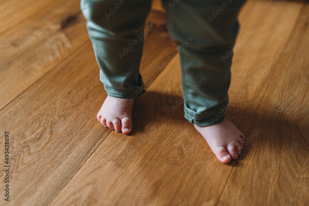 Kleines Kind barfuss mit Holz Fussboden und Heizung Kleines Kind barfuss mit Holz Fussboden und Heizung