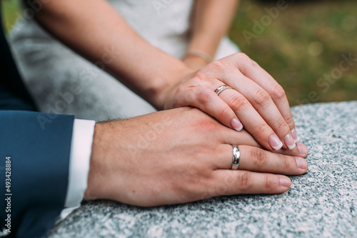 Hände eines Brautpaares in Nahaufnahme mit Eheringen horizontal