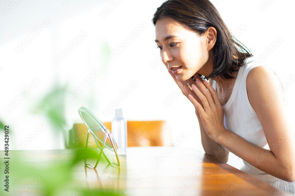 化粧水を使う女性