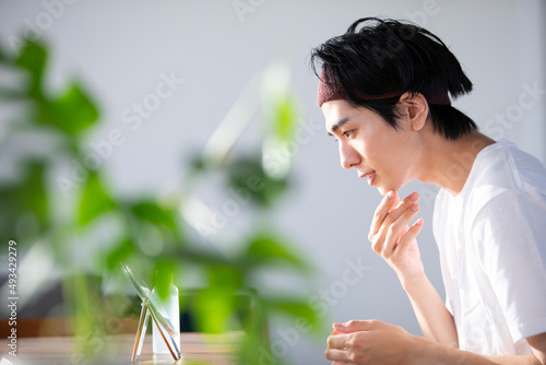 化粧水をつける男性 photo