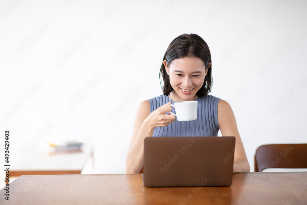 リビングでパソコンをする女性