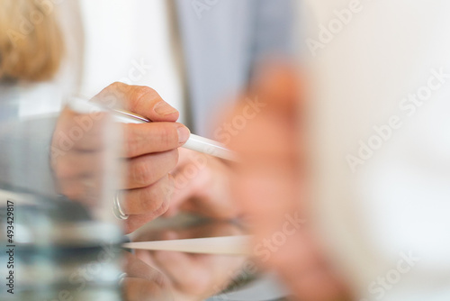 Schilderij op canvas Business Frau Detail Aufnahme mit Stift bei einem Vertragsgespräch horizontal