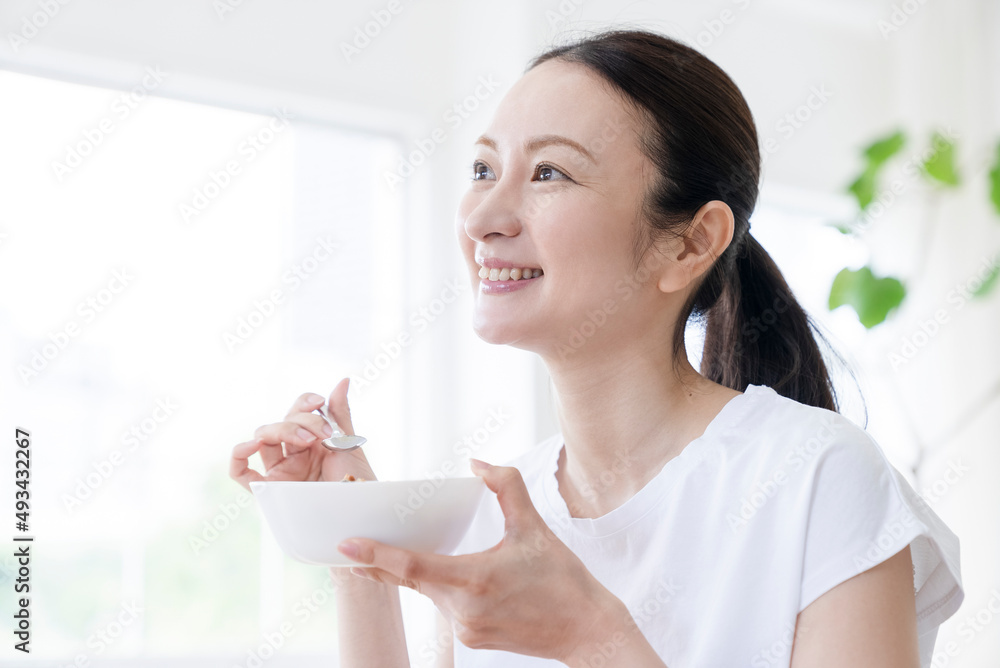 朝食を食べる女性