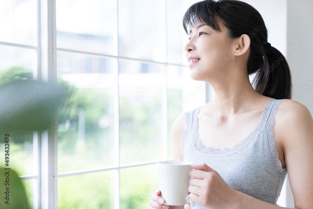 マグカップを持った女性