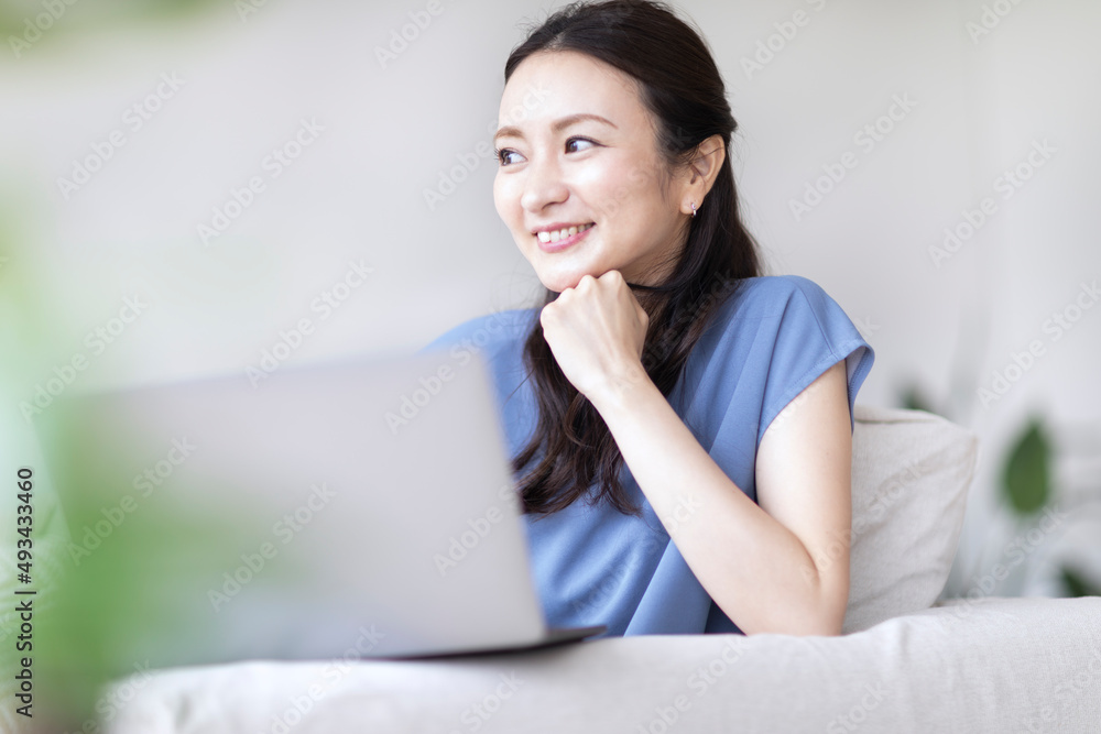 パソコンを見る女性