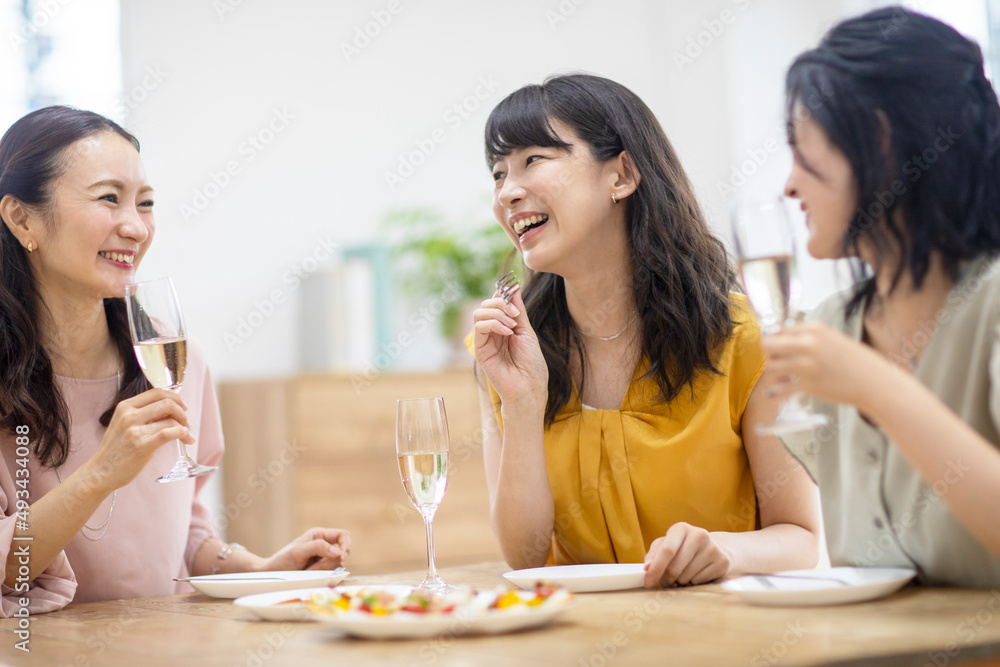 女子会をする女性たち Stock Photo | Adobe Stock