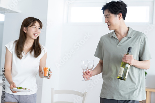 お酒を楽しむ夫婦 photo