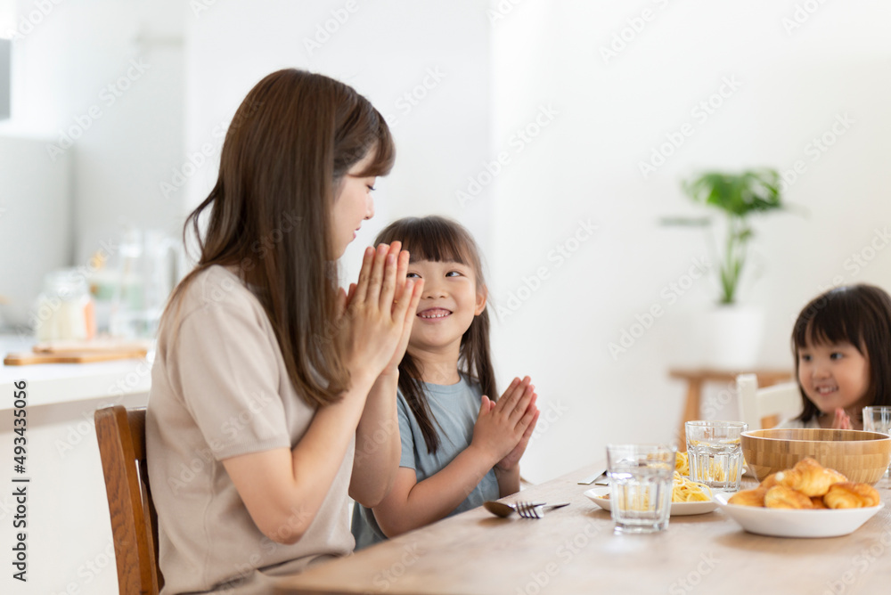 食卓を囲む家族 食卓を囲む家族