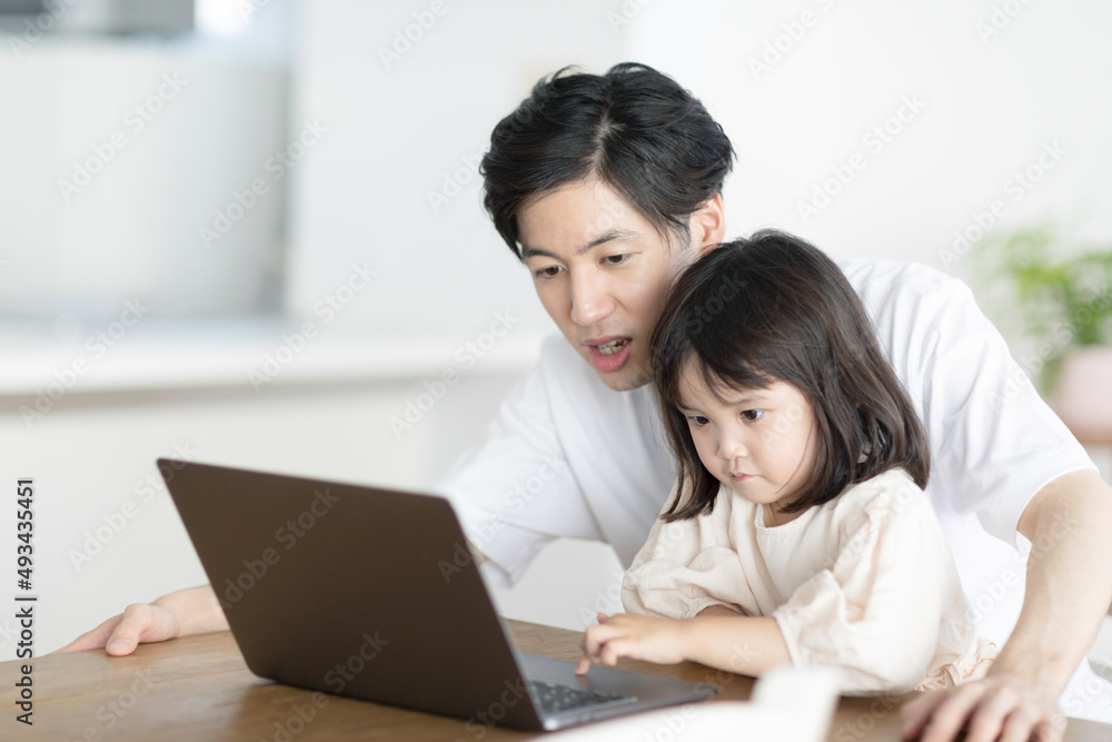 洗濯物を畳む親子 洗濯物を畳む親子