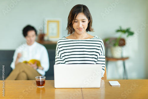 部屋でリラックスしてすごす男女 photo