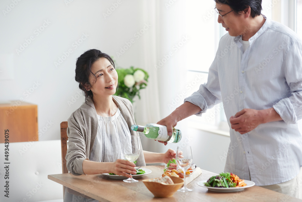 ワインを飲みながら食事をする夫婦 ワインを飲みながら食事をする夫婦