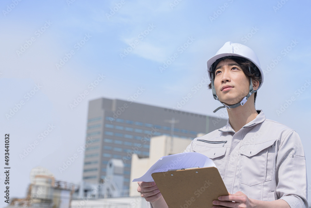 Man in easy-to-use work clothes looking at the sky Aori Man in easy-to-use work clothes looking at the sky Aori