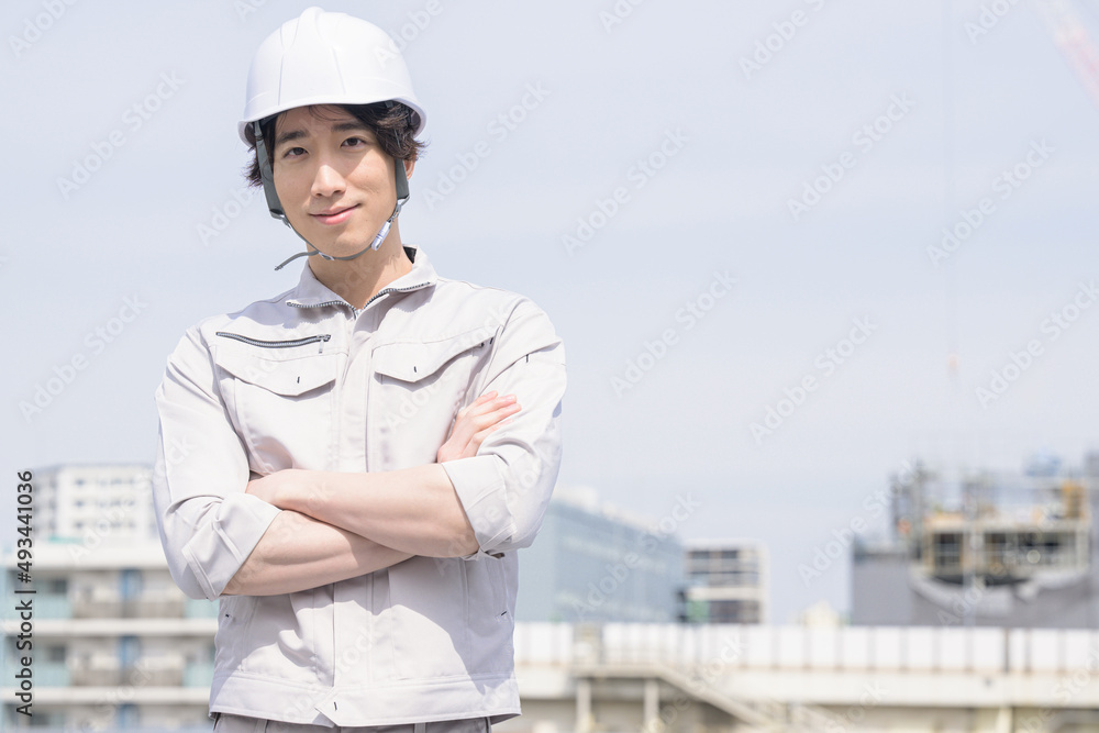 使いやすい作業着姿でカメラ目線の男性 使いやすい作業着姿でカメラ目線の男性