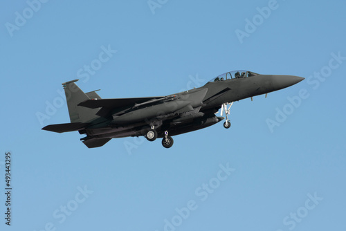 Avión de combate aterrizando F-15