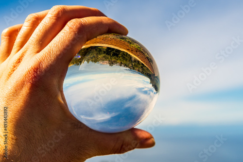 Cielo reflejado en una bola de cristal en el municipio de Santa Úrsula