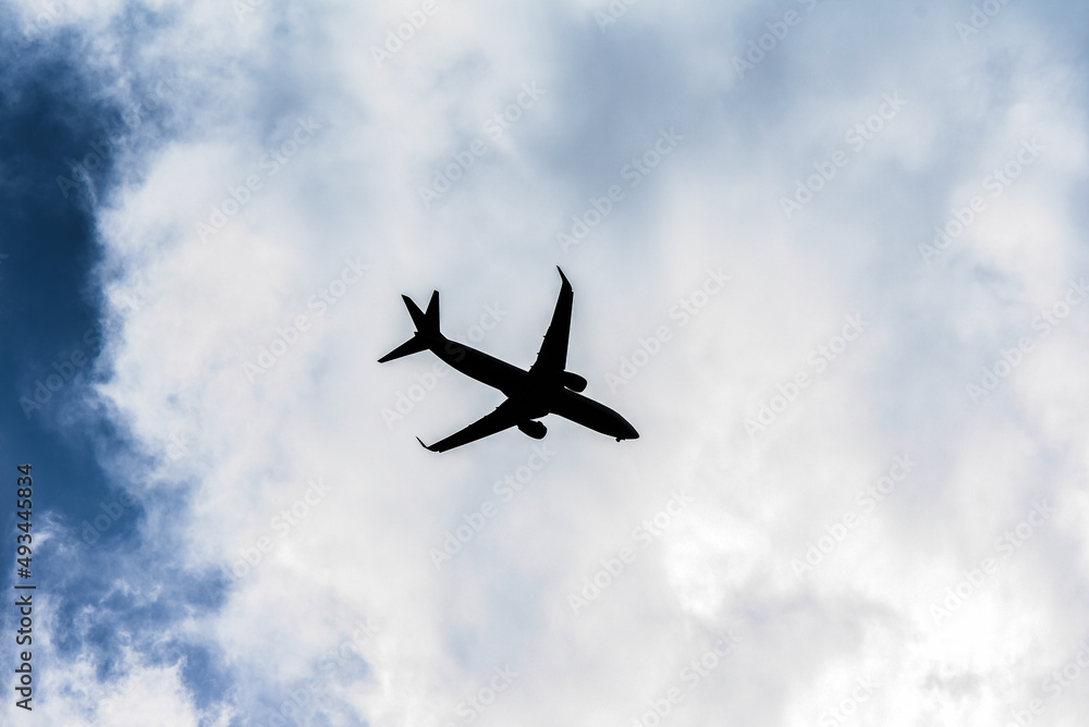 Fototapeta premium An airplane flying in the sky.